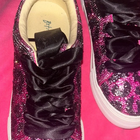 Betsey Johnson sneakers 7.5 fits like a 8 - Picture 2 of 4